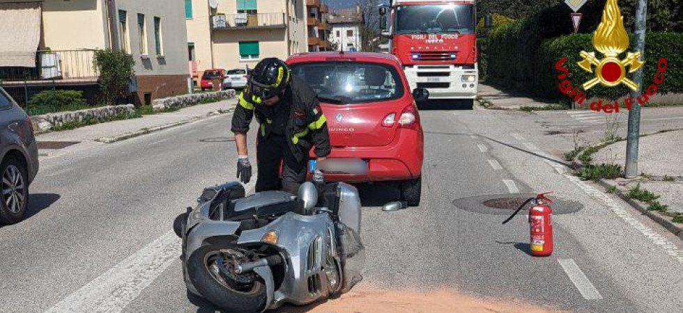 Violento scontro scooter-auto, due feriti trasportati in ospedale