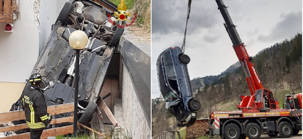 Il freno a mano cede e l'auto finisce in un fossato contro una casa, intervento dei vigili del fuoco