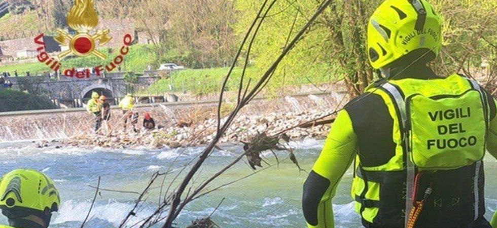 Cadono nel fiume e la corrente le trasporta fino ad un isolotto dove rimangono bloccate