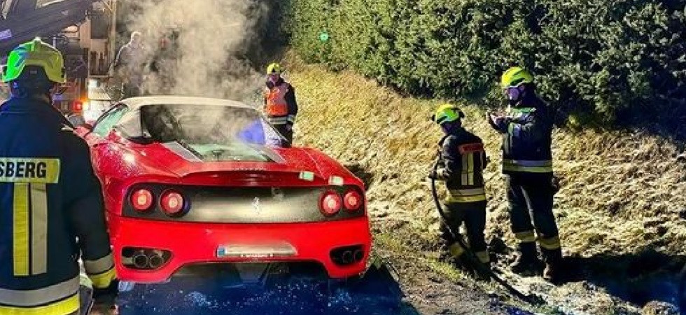 Fumo dal cofano e neve sulla strada: la Ferrari rimane bloccata, il proprietario costretto a chiedere aiuto