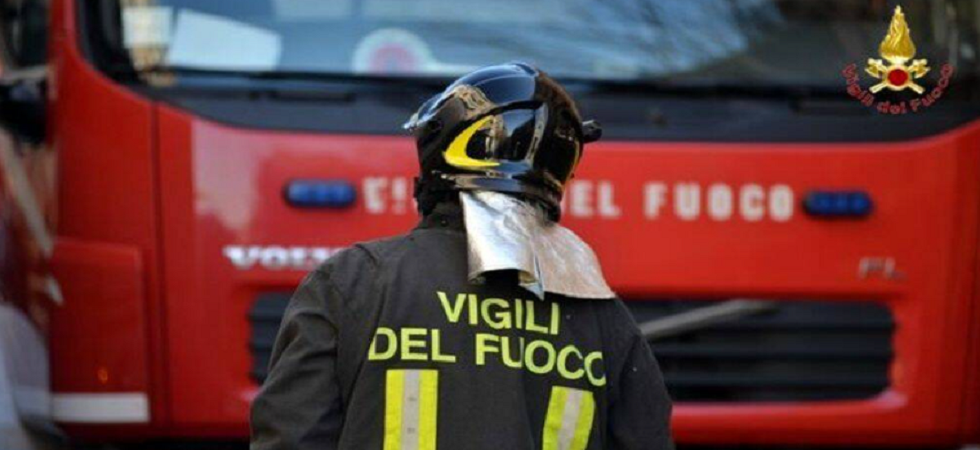 Anziana brucia delle sterpaglie sul balcone e rimane ustionata: soccorsa dai sanitari e dai vigili del fuoco