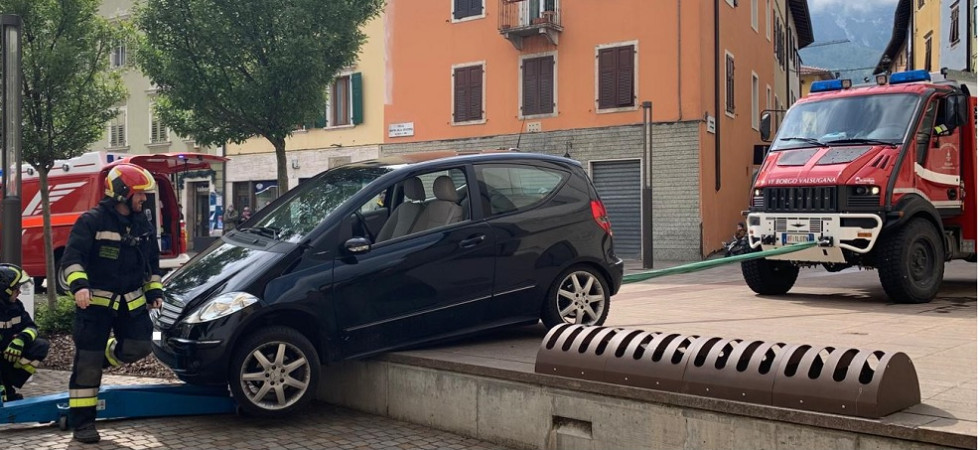 Sbaglia strada e con l'auto entra in piazza, resta in bilico sul gradone