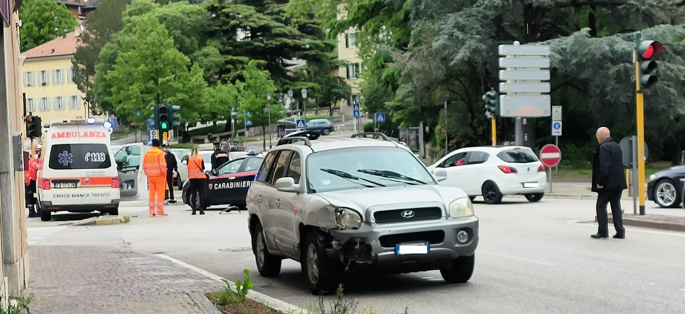 Scontro tra un'auto e un'ambulanza in pieno centro: disagi al traffico