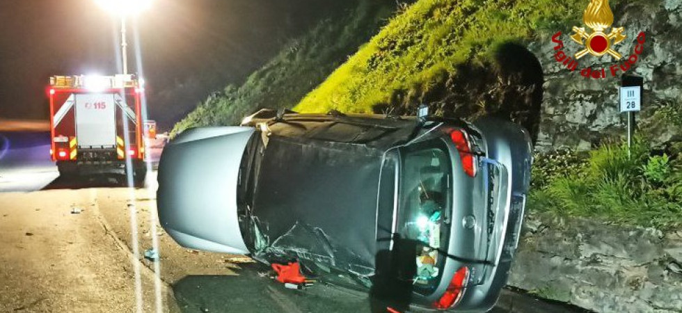 Perde il controllo dell'auto e la corsa finisce contro la roccia, un ferito portato all'ospedale