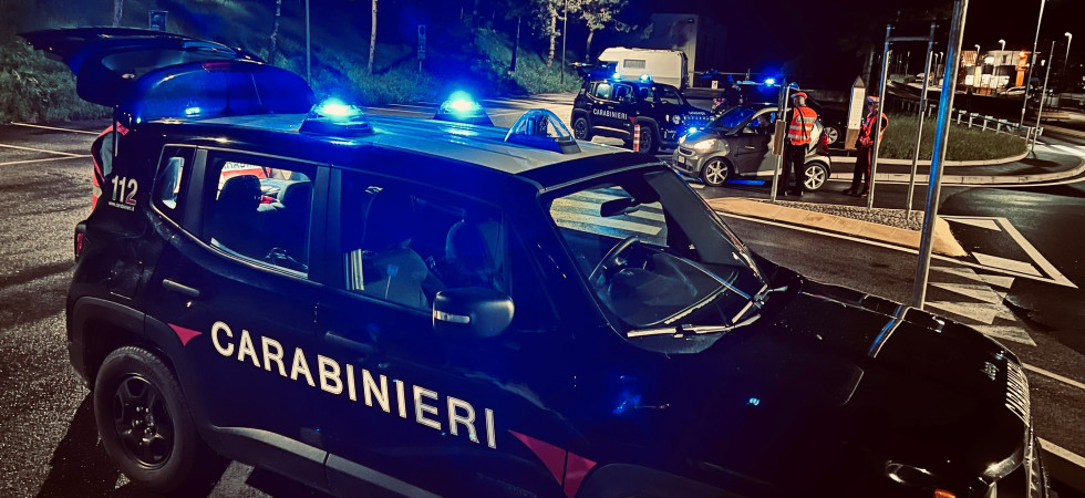 Alla guida di uno scooter rubato, sfreccia senza aver mai conseguito la patente: nei guai un 16enne