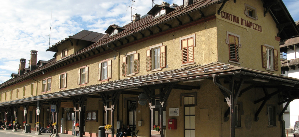Contro il progetto di riqualificazione dell'ex stazione di Cortina già raccolte 1.000 firme e 10mila euro per il (terzo)