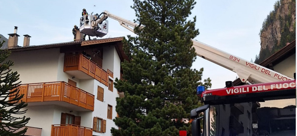 Il fumo e poi qualche fiamma da un camino, intervento dei vigili del fuoco per evitare spegnere un incendio