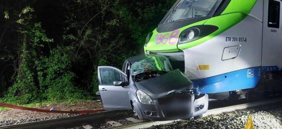 Auto ferma sui binari travolta da un treno: morta la 50enne a bordo