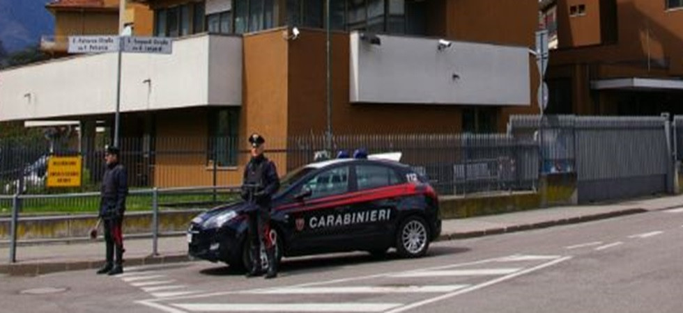 Pugni al volto e minacce di morte, violenta rissa fra 3 giovani: due aggressori bloccati dai carabinieri