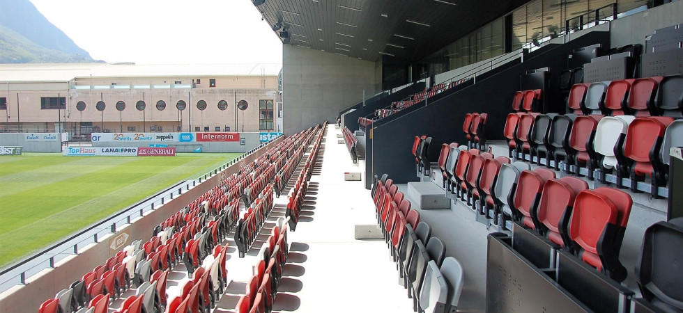 Lancia un fumogeno allo stadio e rischia di causare un incendio: Daspo per un tifoso minorenne del Südtirol