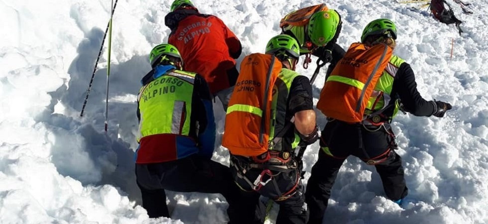 Foto archivio Tragedia a quota 3.700, travolto da una valanga davanti agli occhi del fratello rimane sepolto dalla neve: morto un 26enne