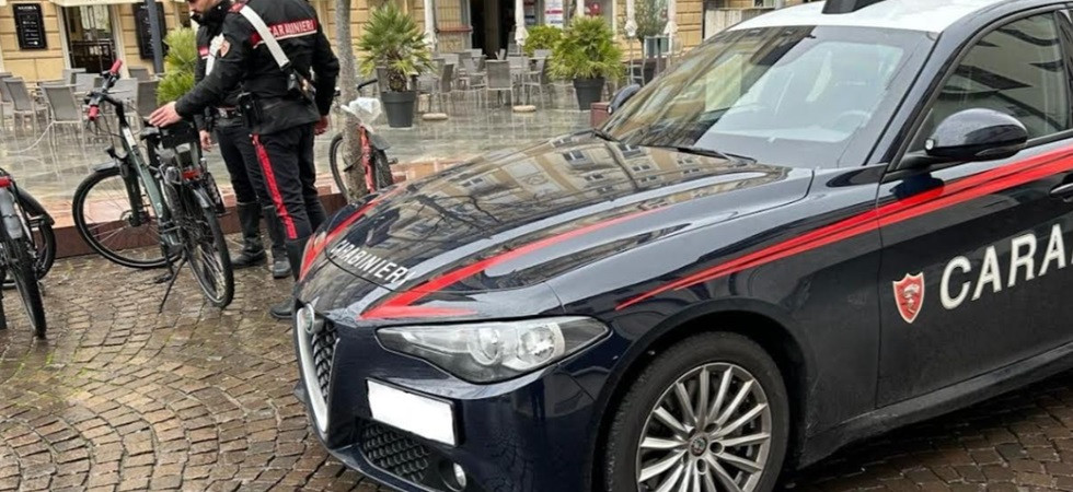 Ruba una e-bike e cerca di camuffare il telaio per non farsi scoprire, 26enne nei guai