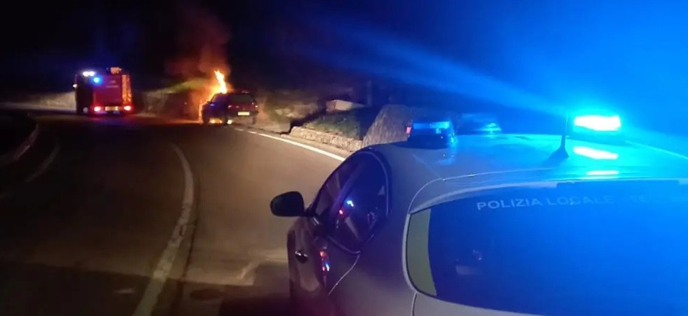 Prima il fumo e poi le fiamme alte dal motore dell'auto, momenti di paura nella notte