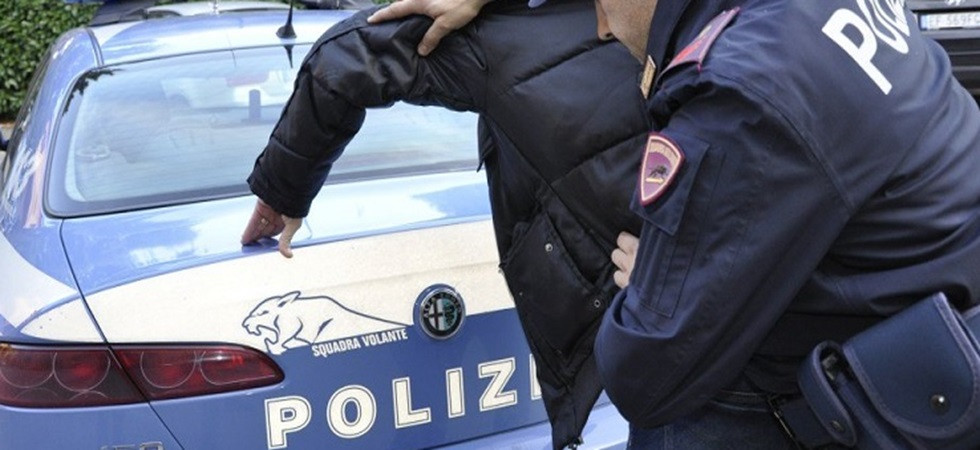 Tenta di rapinare una donna strappandole la borsa in un bar e minaccia i poliziotti, 49enne bloccato e portato in carcere