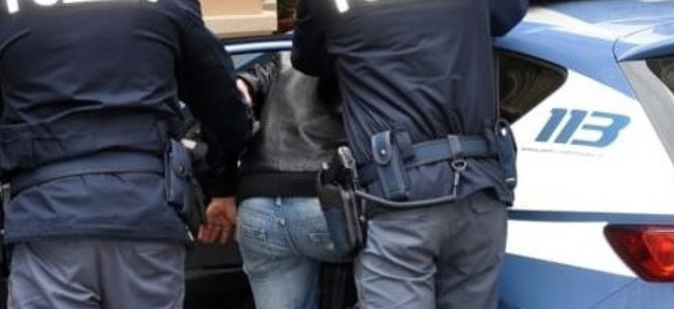 Molesta i cittadini in un parco, ruba una bicicletta e poi minaccia di morte e aggredisce due poliziotti