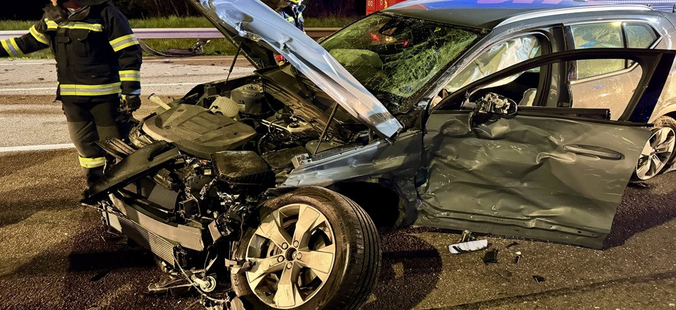 Schianto auto - camion, due donne di 65 anni estratte dalle lamiere e trasportate all'ospedale in gravi condizioni