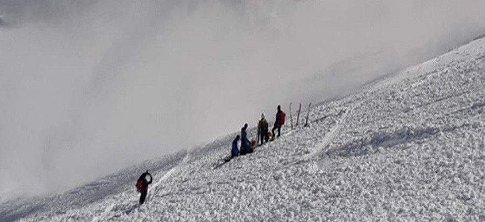 Tragedia in Tirolo, escursionista 19enne travolto e ucciso da una valanga: è stato trovato sotto 1 metro di neve