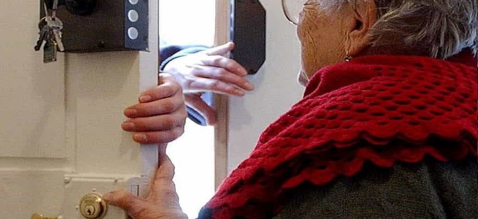 Foto archivio Scendono dall'auto e si aggirano fra le case con fare sospetto ma vengono notati dagli agenti: sventate due truffe ad anziani