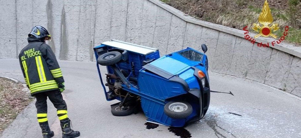 Schianto con un'auto, un'ape car si ribalta e rimane bloccata su un fianco: conducente trasportato all'ospedale