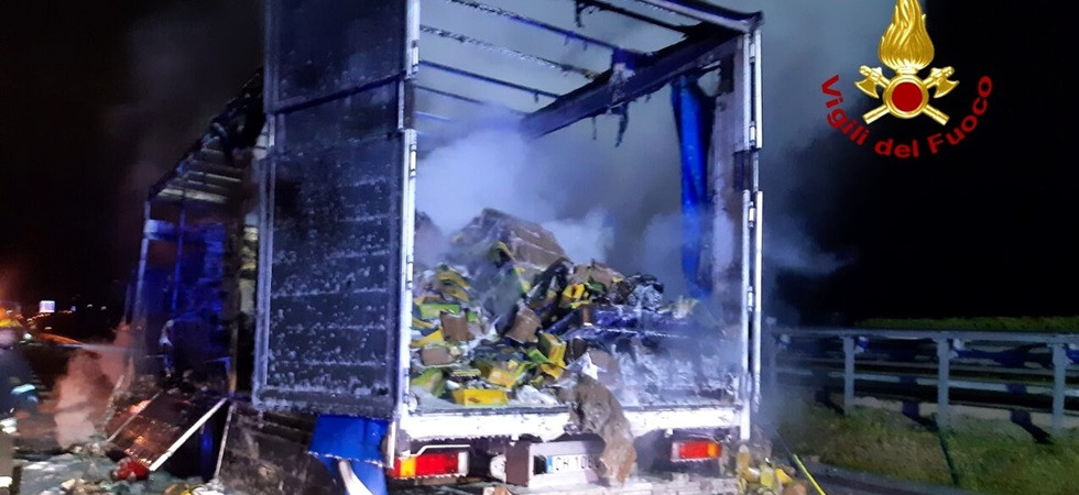 Prima uno scoppio e poi le fiamme avvolgono il camion: momenti di paura per l'autista