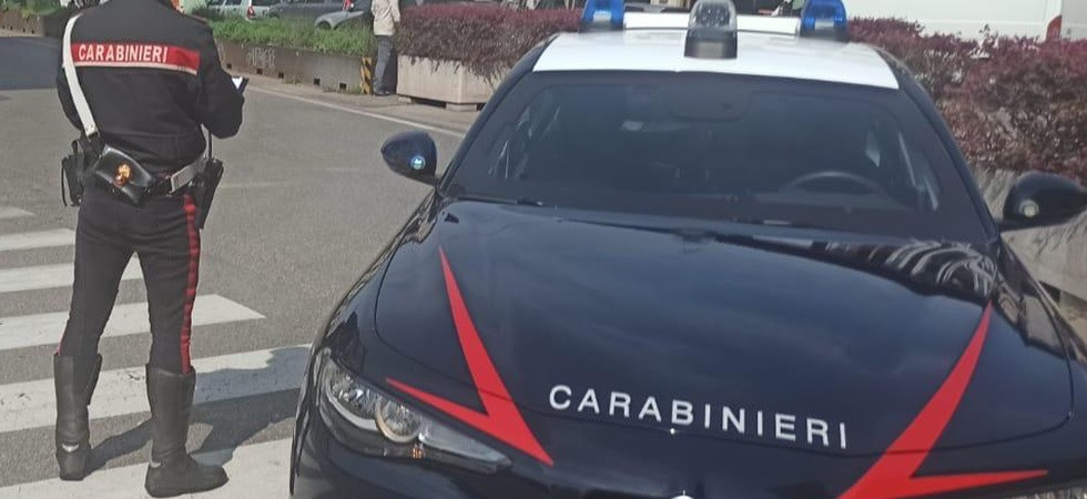 Riempie di pugni e rapina un rappresentante di gioielli, arrestato un 30enne