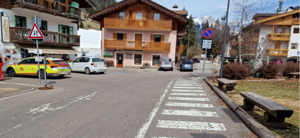 Tremendo incidente, tre persone su una panchina travolte da un'auto
