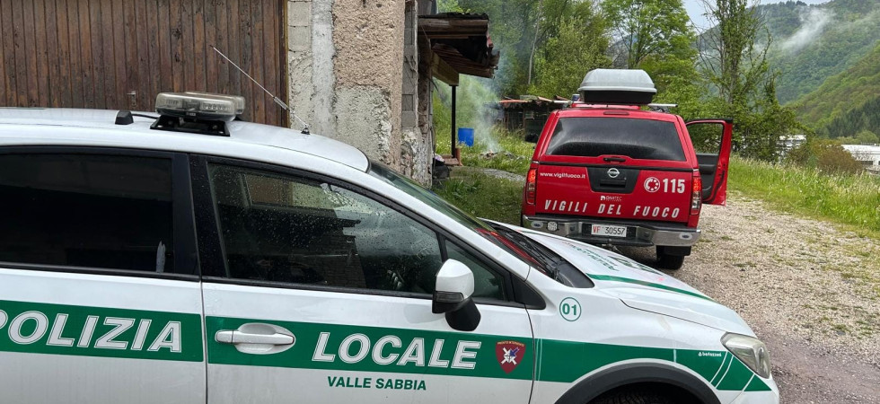 Vuole liberarsi di rifiuti plastici e allora dà fuoco alla spazzatura: intervengono vigili del fuoco e forze dell'ordine