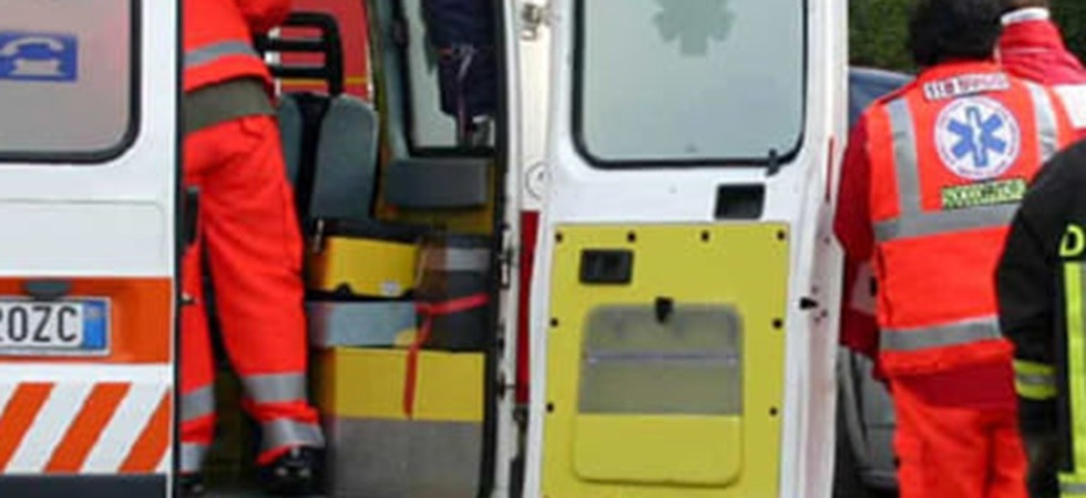 Dramma in strada, parcheggia la moto e si accascia a terra: inutili i soccorsi, un uomo di 64 anni è morto