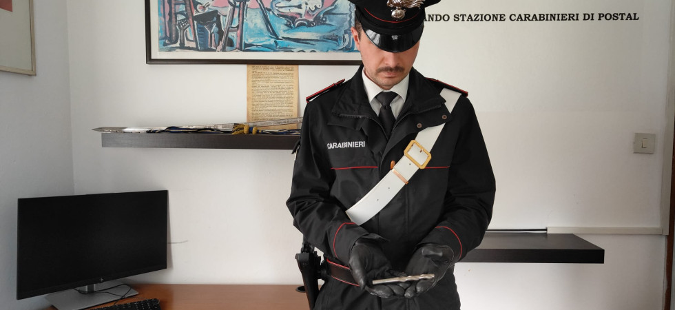 Tentano di rubare all'interno di un'auto rompendo il finestrino: in azione i carabinieri
