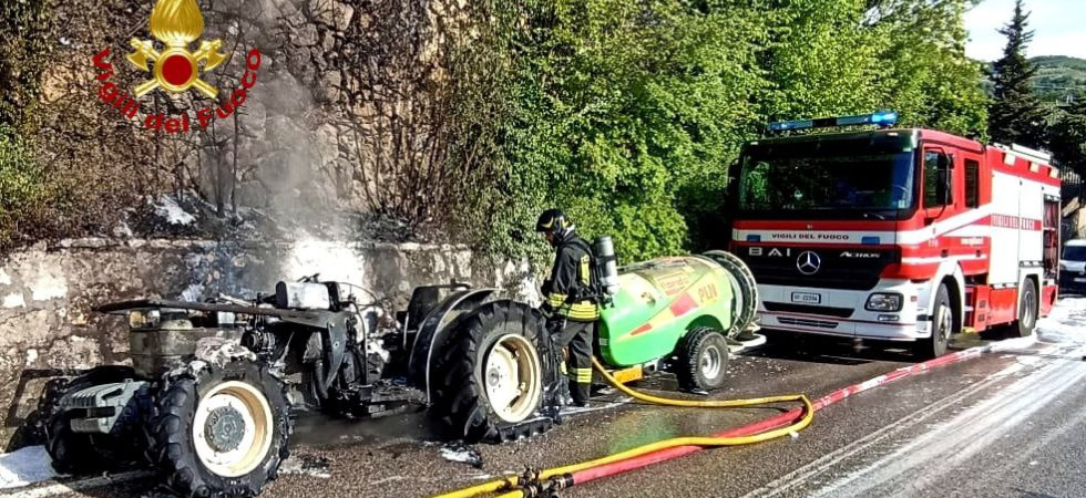 Il trattore viene avvolto dalle fiamme mentre viaggia sulla provinciale