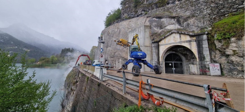 Si lavora a pieno ritmo per riaprire la statale della val di Ledro dopo la frana di grandi dimensioni