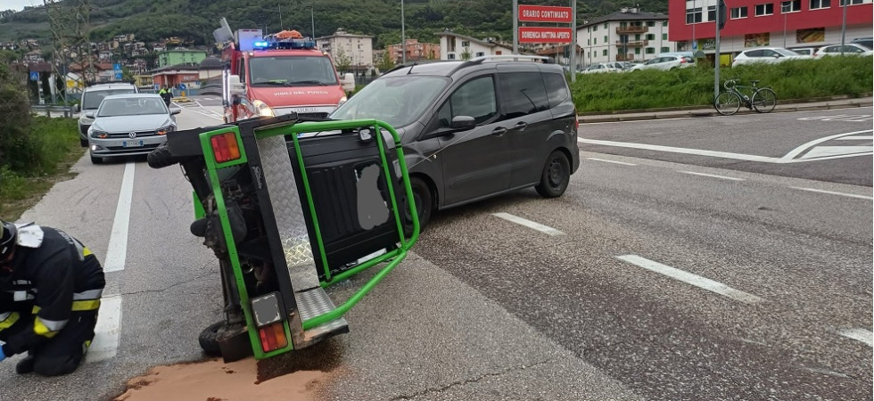 Violento scontro auto-apecar, il motocarro si rovescia dopo l'impatto