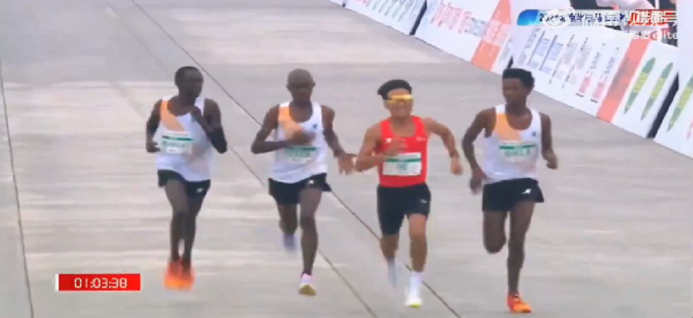 L'imbarazzante finale della mezza maratona di Pechino: gli atleti africani rallentano per far vincere l'idolo di casa He Jie?
