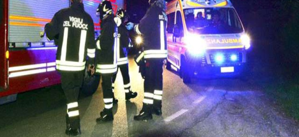 Violento tamponamento auto - trattore, il mezzo agricolo si ribalta