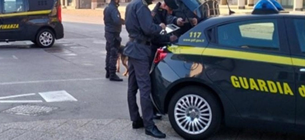Truffatore e accusato di bancarotta, un uomo bloccato dalla Finanza mentre rinnova la carta d'identità