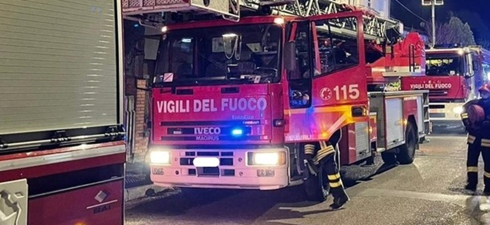 Grosso incendio in un hotel, quasi 600 persone evacuate