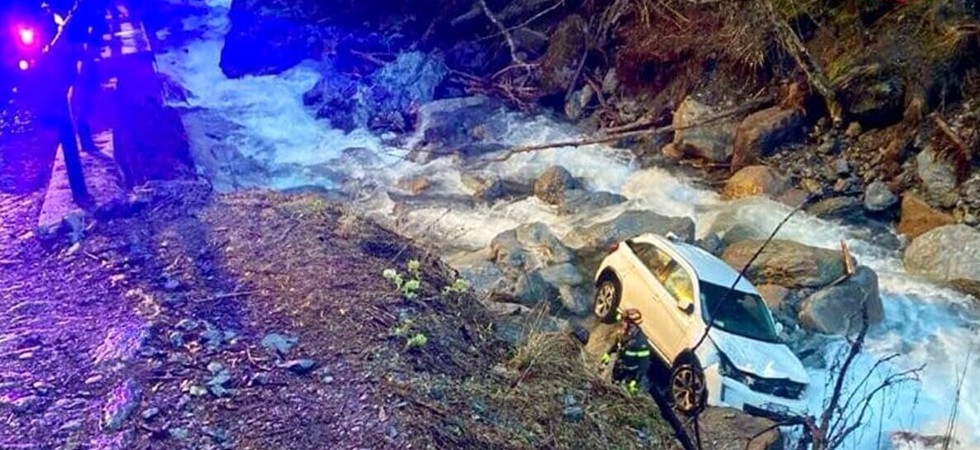 L'auto sbanda e precipita in un torrente: momenti di paura per un famiglia, coinvolto un bambino di 7 anni