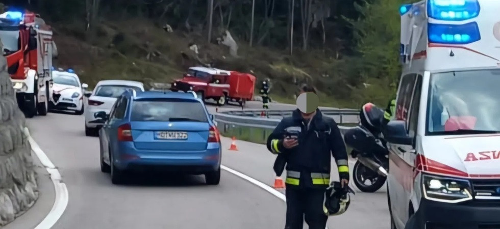 Finisce con la moto contro il guard-rail, momenti di paura per un centauro 70enne: sul posto i soccorsi