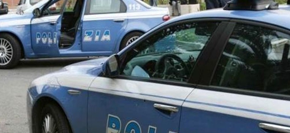 Pulisce l'area dai rifiuti e si trova davanti 700 grammi di droga, sul posto la polizia