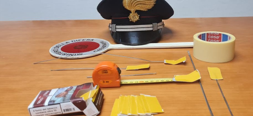 Metro e nastro biadesivo, pronti a rubare in chiesa il denaro delle offerte: due uomini di 63 anni fermati dai carabinieri