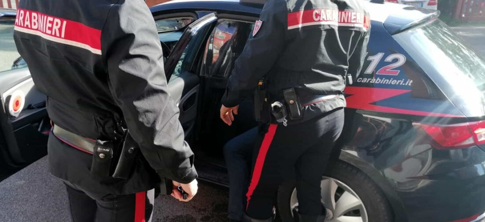 Evade dai domiciliari e fermato dai carabinieri inizia a prenderli a calci e testate: 25enne finisce in carcere