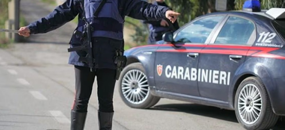 Rapina in una banca, in due con volto coperto e armati: ora sono in fuga, attivati dei posti di blocco