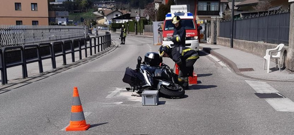 Schianto auto - moto, una persona scaraventata sull'asfalto: sul posto i soccorsi