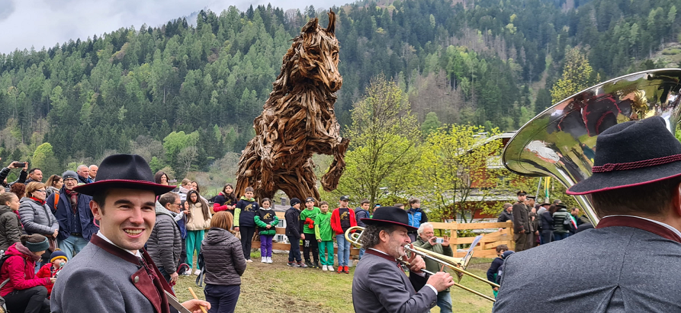 Duemila pezzi di larice e milleottocento viti: inaugurato l’Haflinger di Martalar a Strembo