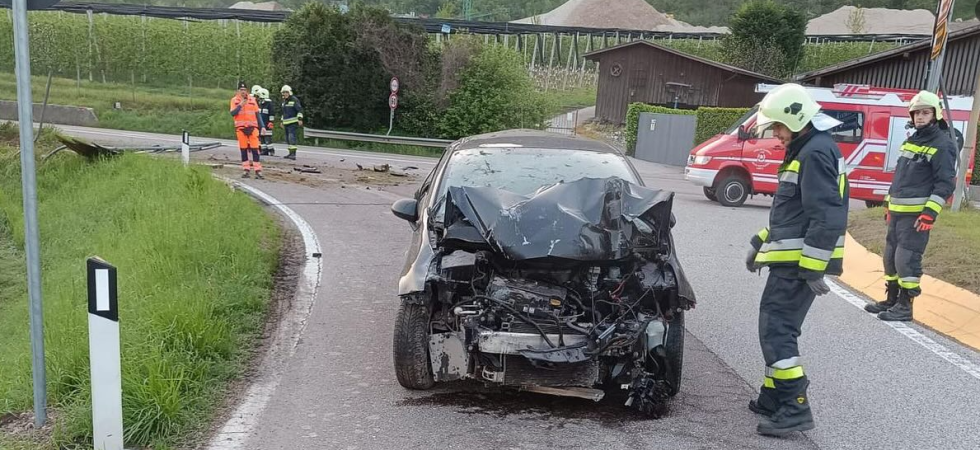 Perde il controllo dell'auto e il mezzo si schianta contro il guardrail, l'impatto violentissimo: vigili del fuoco in azione