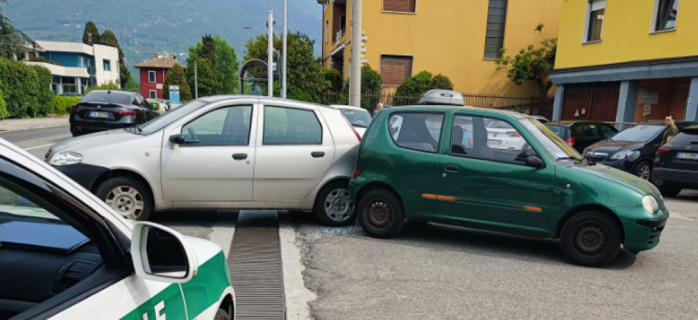 Cerca di uscire dal parcheggio ma sbaglia manovra e l'auto finisce contro un altro mezzo: soccorsi in azione