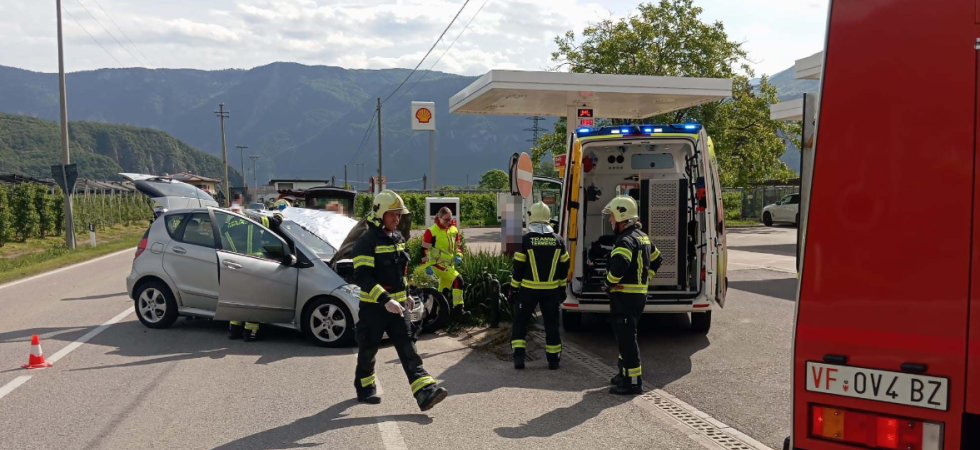 Scontro fra due mezzi, una persona estratta dalle lamiere e trasportata in ospedale