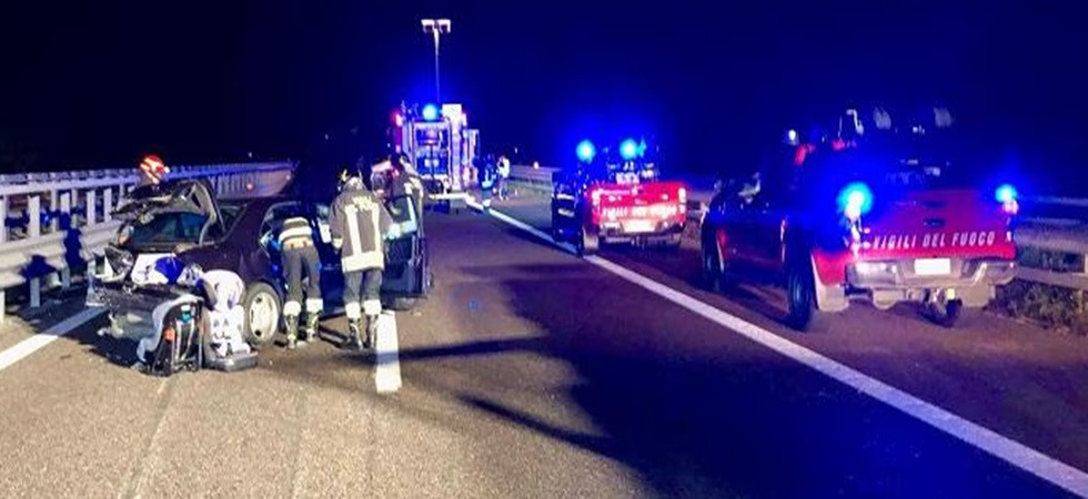 Violento scontro fra due macchine, uno dei mezzi si è ribaltato: coinvolta una ragazzina di 13 anni