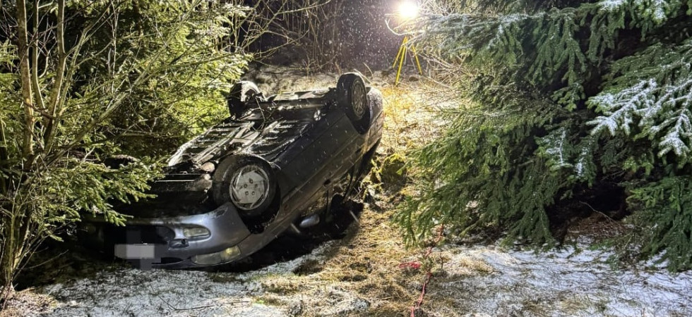 Perde il controllo dell'auto e precipita in un pendio ribaltandosi: momenti di paura nella notte