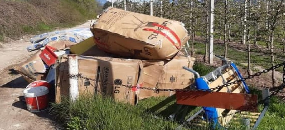 Dai secchi di colore ai pezzi di arredamento, l'immondizia abbandonata in campagna